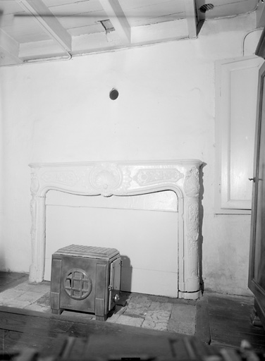 Cheminée provenant du château, actuellement réemployée.