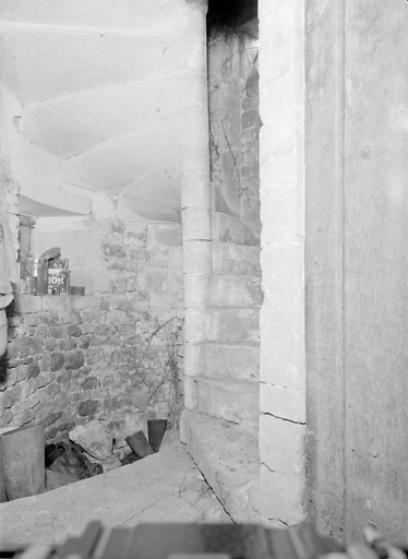 Logis, intérieur, escalier de la tour est, vu depuis le premier étage.