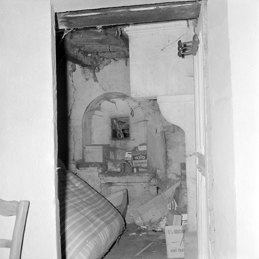 Logis, étage, tour est, cheminée et évier.