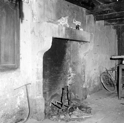 Logement contigü au moulin, intérieur, cheminée.
