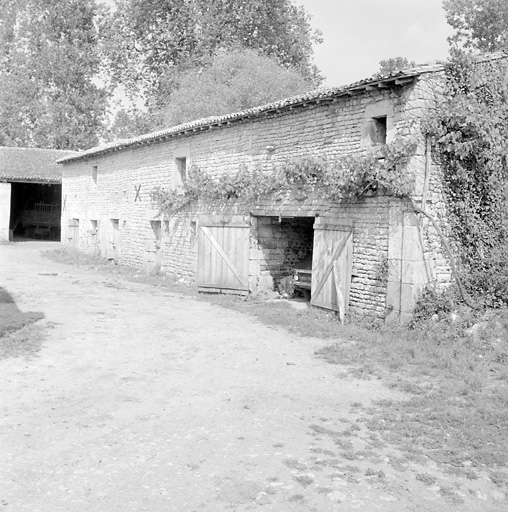 Bâtiment de servitudes sud-est, élévation antérieure sur cour.
