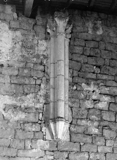 Chapelle, mur sud, colonnettes.