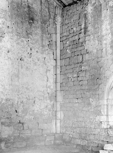 Chapelle, intérieur, angle sud-est.