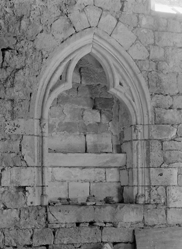 Chapelle, mur sud, lavabo.