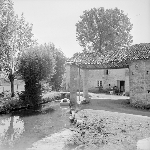 Accès au moulin, au nord-ouest.