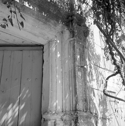 Tour d'escalier, porte, détail.