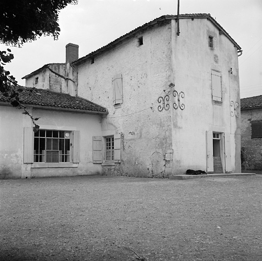 Elévation sur cour du logis, élévations nord et ouest.