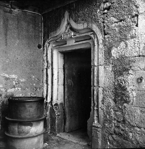 Tour d'escalier, porte.