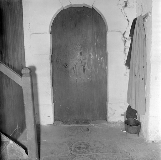 Logis, intérieure, porte en plein ceintre.