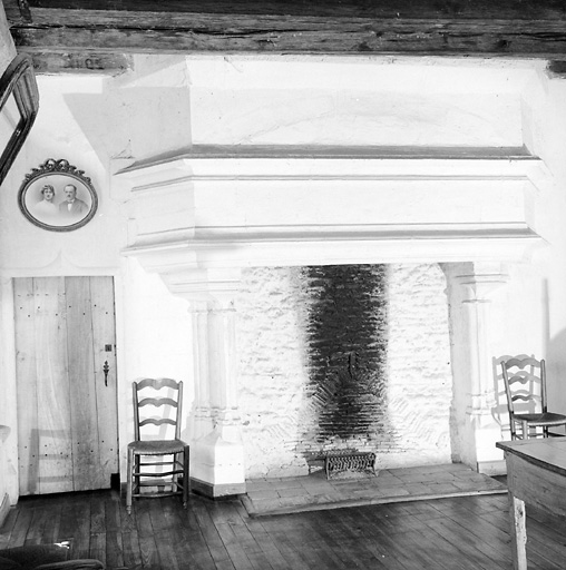 Deuxième niveau habitable, salle est, cheminée.