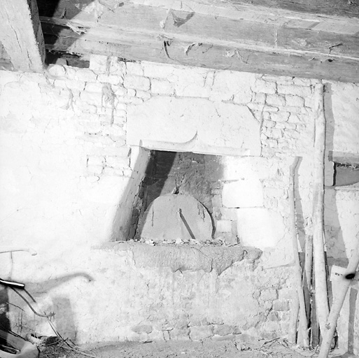 Corps de bâtiment est, intérieur, four.