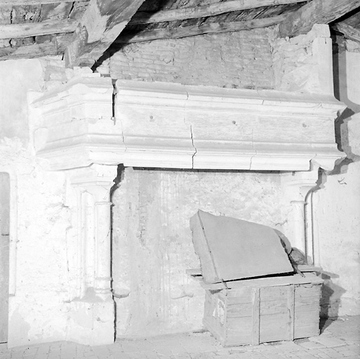 Troisième niveau habitable, salle est, cheminée.