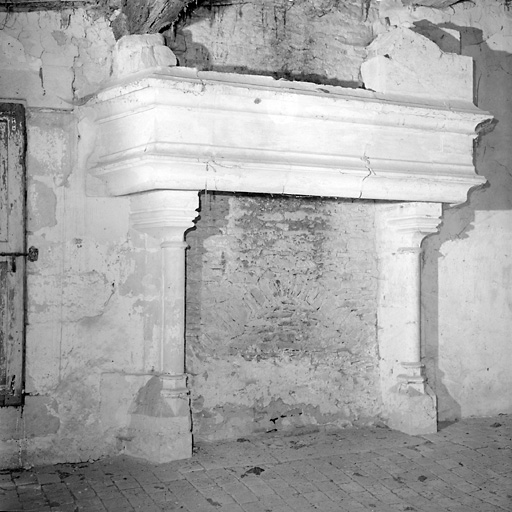 Troisième niveau habitable, salle ouest, cheminée.