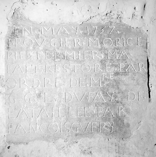 Tour sud-est, inscription sous l'escalier.