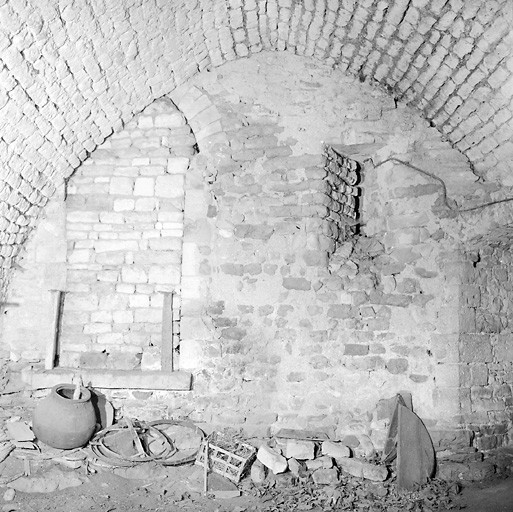 Cave, mur est.