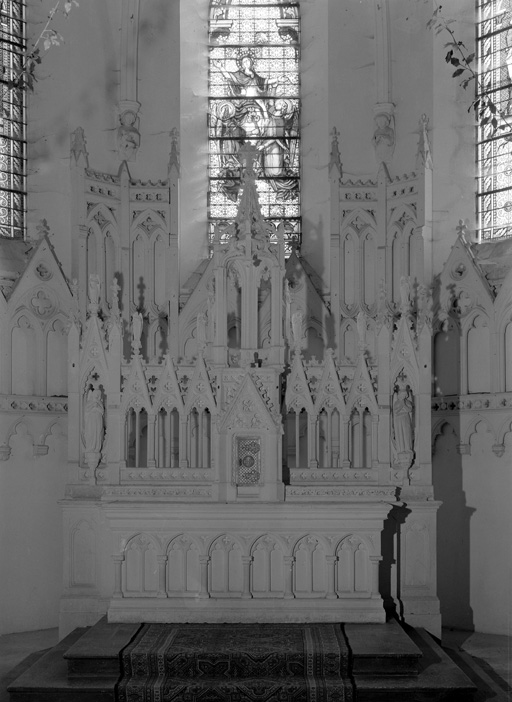 2 autels, 2 tabernacles, 2 retables, (autel secondaire, autel table, retable architecturé), style néo-gothique