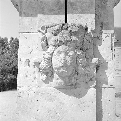 Portail est de l'orangerie, pilier, détail.