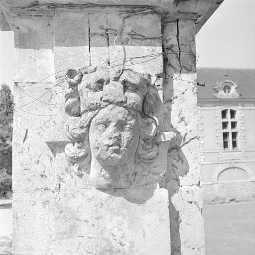 Portail est de l'orangerie, pilier, détail.