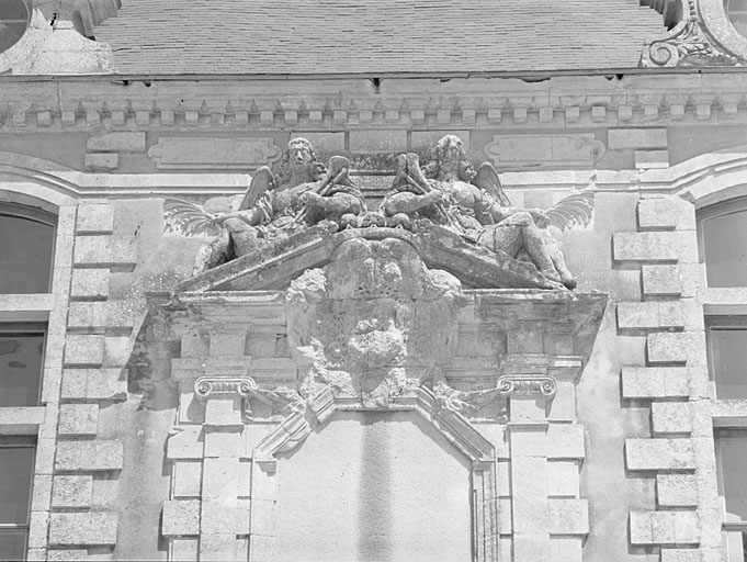Elévation antérieure, porte centrale.