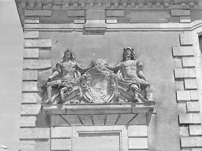 Elévation antérieure, porte gauche.