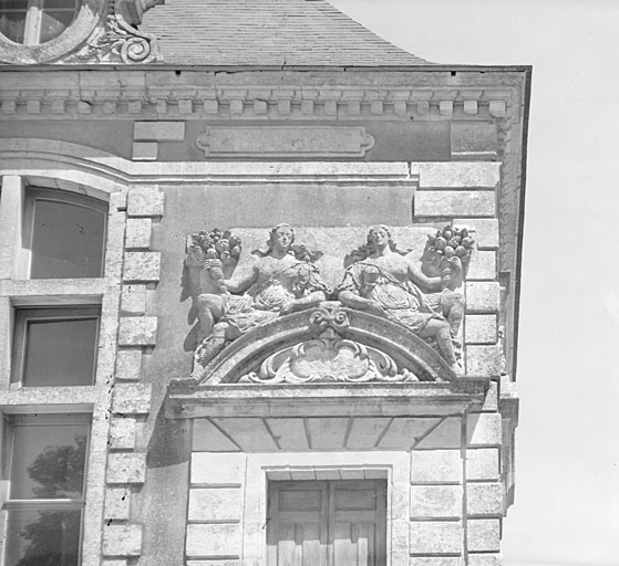 Elévation antérieure, porte droite.
