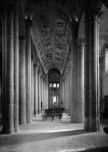 Eglise, nef vue de l'entrée vers le choeur.