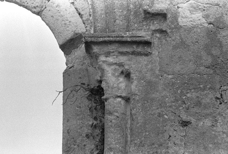 Façade ouest, fenêtre, chapiteau de droite.
