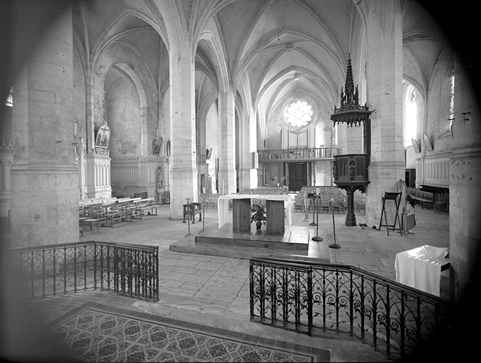 Intérieur vu depuis le choeur.