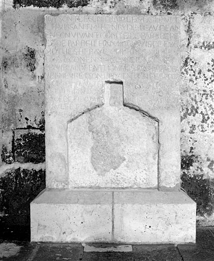 Travée sous clocher, inscription scellée dans le mur droit.