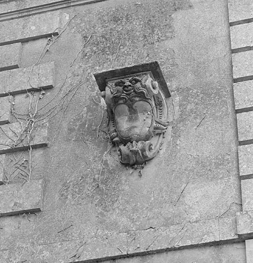 Orangerie, pavillon sud, élévation sud, console au 2e niveau et à gauche.