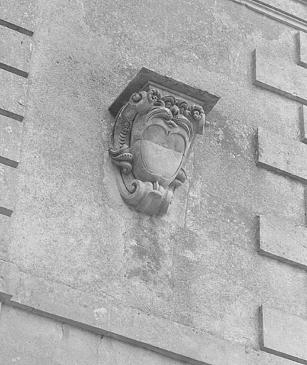 Orangerie, pavillon sud, élévation sud, console au 2e niveau et à droite.