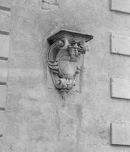 Orangerie, pavillon sud, élévation sud, console au 1er niveau et à droite.