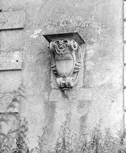 Orangerie, pavillon sud, élévation sud, console au 1er niveau et à gauche.