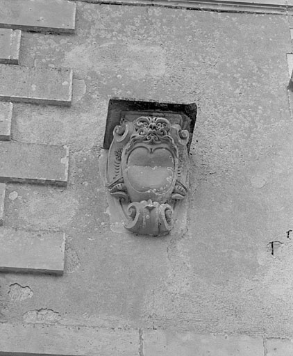 Orangerie, pavillon sud, élévation est, console au 2e niveau et à gauche.