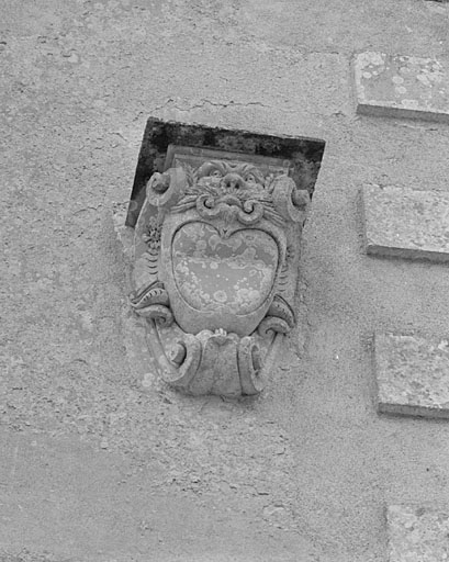 Orangerie, pavillon sud, élévation est, console au 2e niveau et à droite.