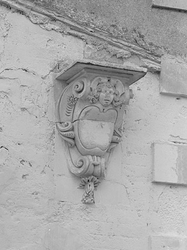 Orangerie, pavillon sud, élévation est, console au 2e niveau et à droite.