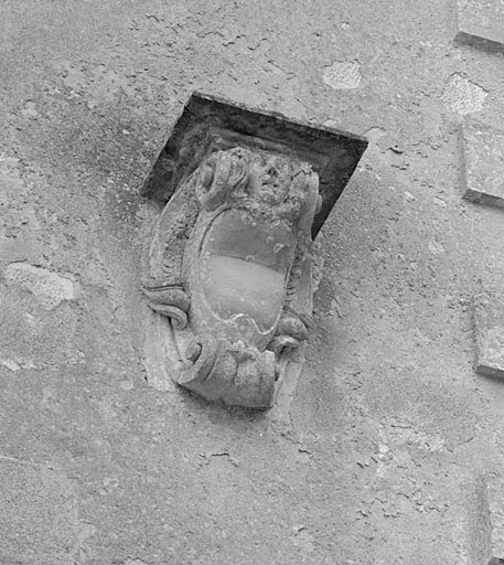 Orangerie, pavillon nord, élévation est, console au 1er niveau et à droite.