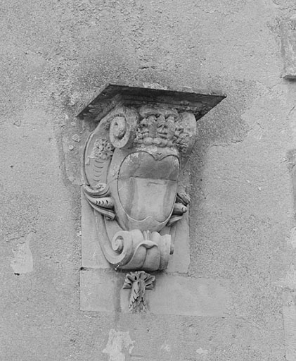 Orangerie, pavillon nord, élévation nord, console au 1er niveau et à droite.