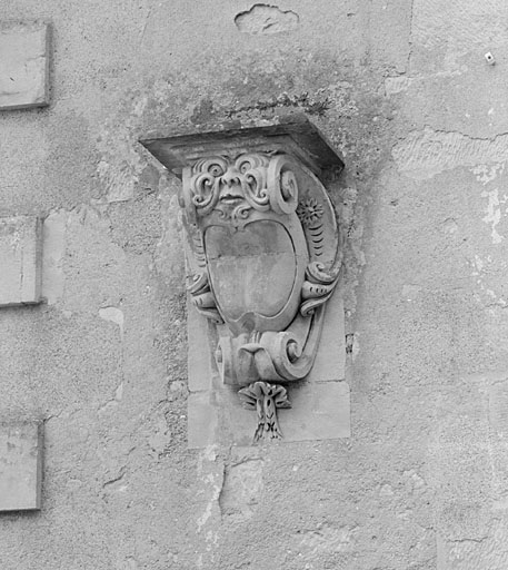 Orangerie, pavillon nord, élévation nord, console au 1er niveau et à gauche.