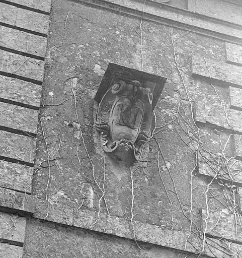 Orangerie, pavillon nord, élévation ouest, console au 2e niveau et à droite.