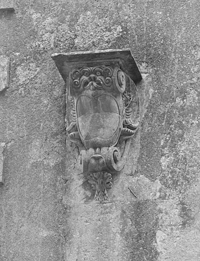 Orangerie, pavillon nord, élévation ouest, console au 1er niveau et à gauche.