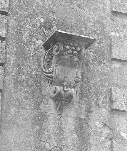 Orangerie, pavillon nord, élévation ouest, console au 1er niveau et à droite.
