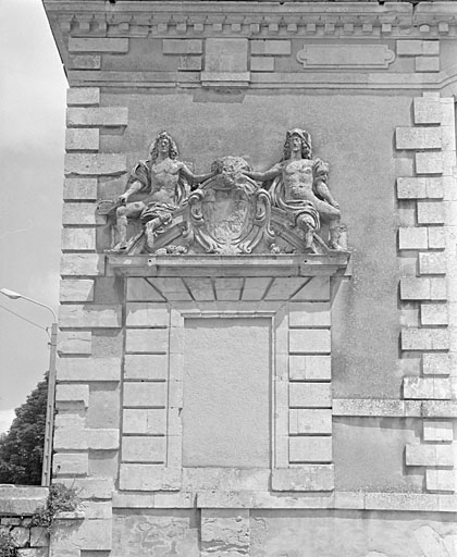 Orangerie, élévation antérieure, porte gauche.