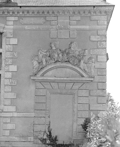 Orangerie, élévation postérieure, porte droite.