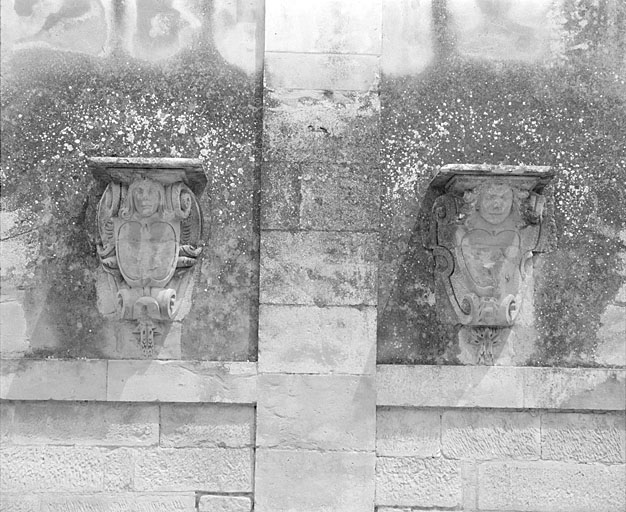 Orangerie, élévation antérieure, consoles de droite.