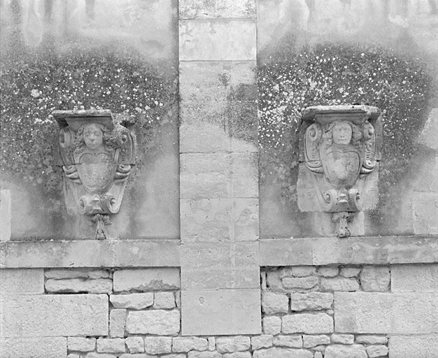 Orangerie, élévation antérieure, consoles centrales.
