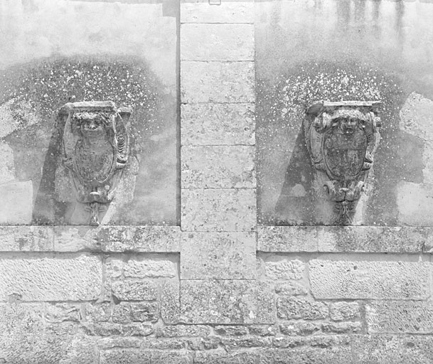 Orangerie, élévation antérieure, consoles de gauche.