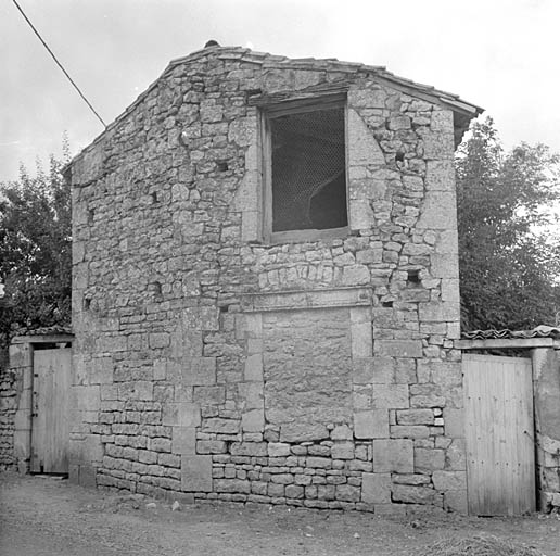 Corps de bâtiment sud, manteau de cheminée en remploi.