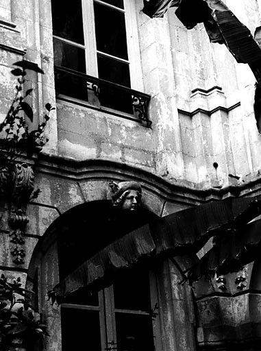 Elévation sur cour, aile ouest, partie inférieure, fenêtre de droite, mascaron.