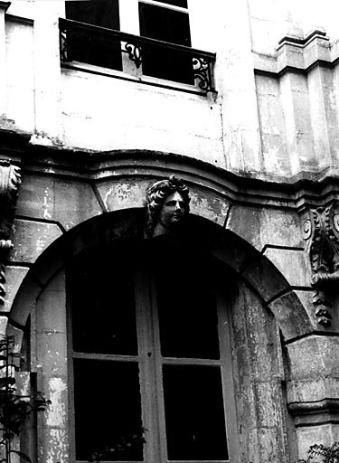 Elévation sur cour, côté est, partie inférieure, fenêtre de droite, mascaron.